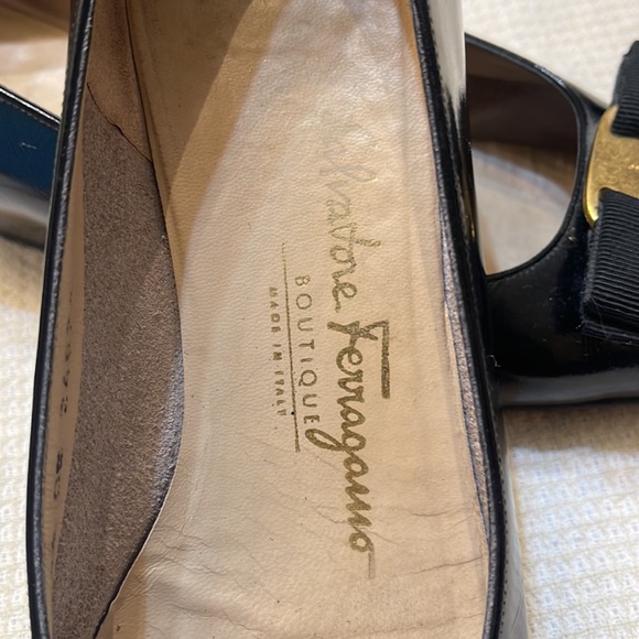 VGT Salvatore Ferragamo boutique black bow with gold tone size 6 shoes used - Picture 4 of 7